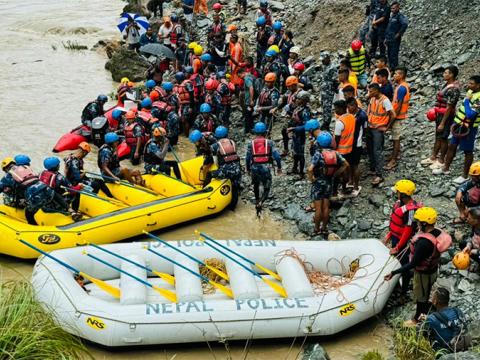 त्रिशूली नदीमा हराएका बस र यात्रु खोज्न भारतीय उद्धारकर्ताको टोली पनि सहभागी