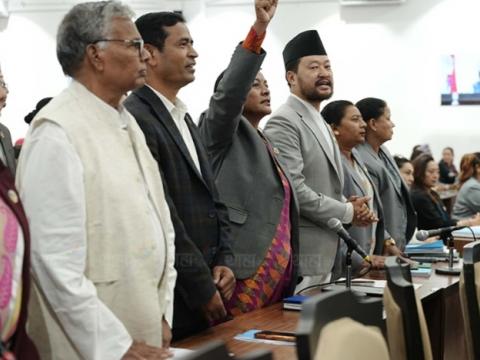 विपक्षी सांसदले संसद्मै मागे प्रधानमन्त्रीको राजीनामा विपक्षी सांसदले संसद्मै मागे प्रधानमन्त्रीको राजीनामा